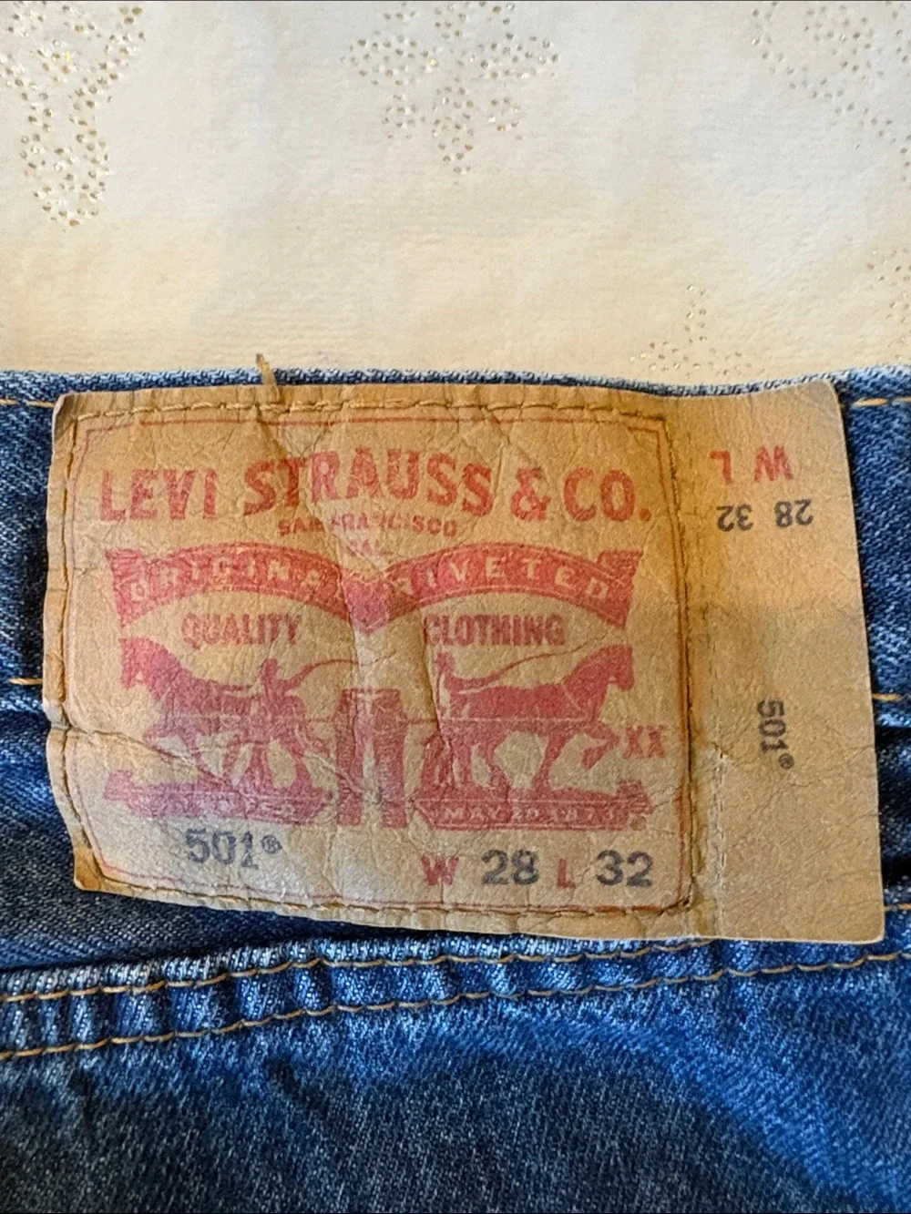 Classic 501 Levi's Men's Straight Jeans - Deep Blue Denim 100% Cotton    28X32